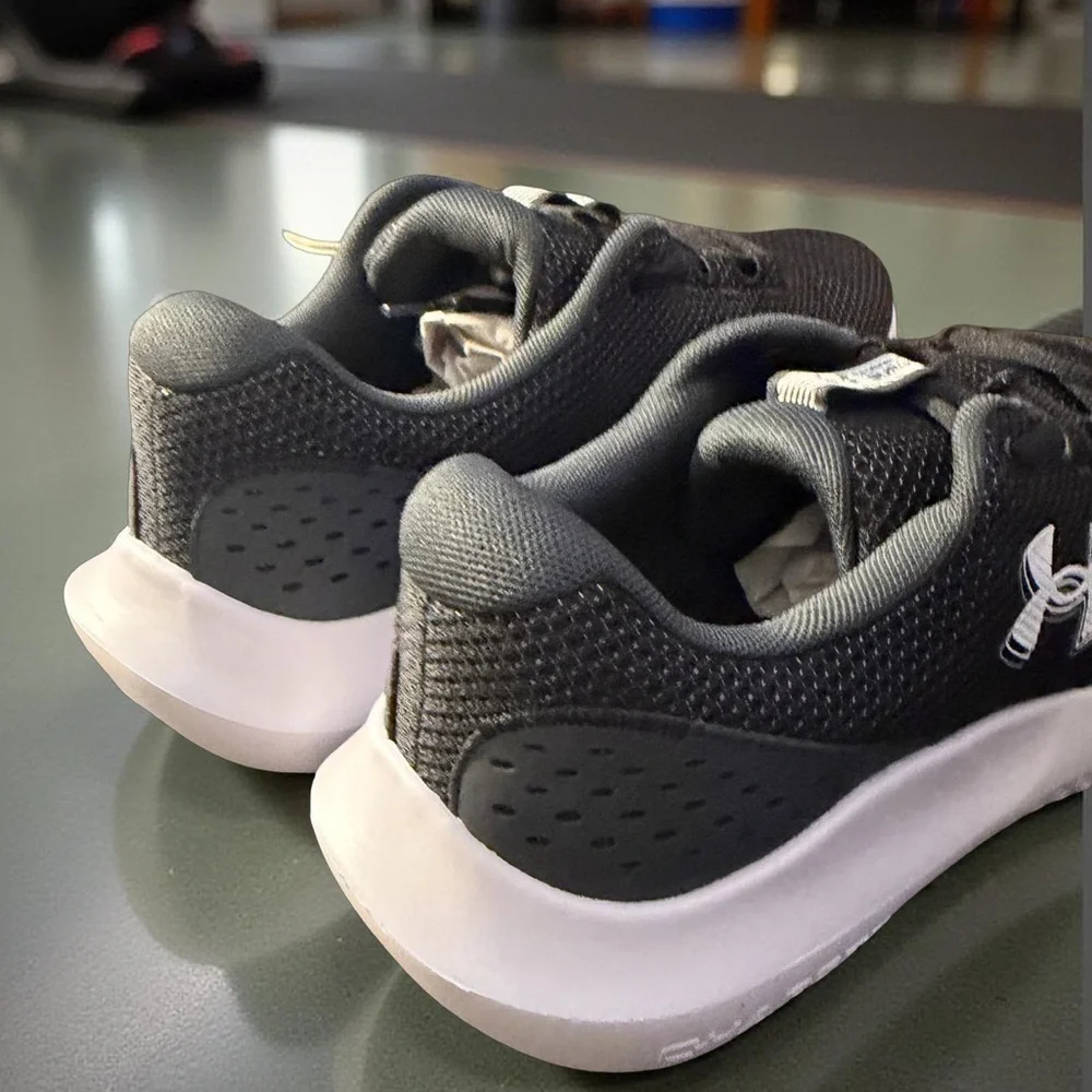 NWT Under Armour Surge 4 Running Shoes Black/Gray/White Size 10.5